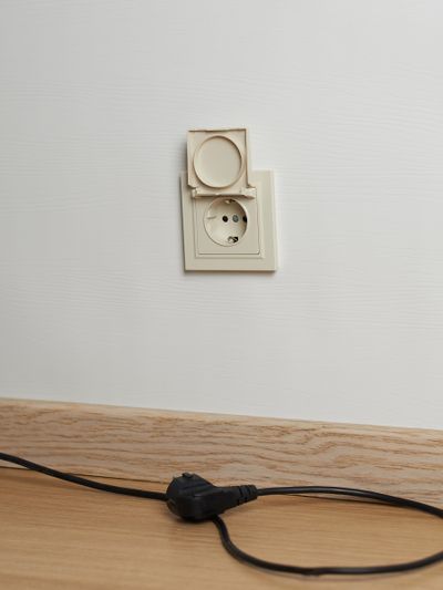 BRITE Розетка 1-местная с заземлением с защитными шторками и крышкой 16А IP44 РСбш10-3-44-БрКр бежевый IEK