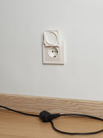 BRITE Розетка 1-местная с заземлением с защитными шторками и крышкой 16А IP44 РСбш10-3-44-БрЖ жемчуг IEK