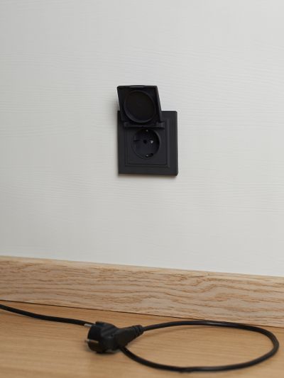 BRITE Розетка 1-местная с заземлением с защитными шторками и крышкой 16А IP44 РСбш10-3-44-БрГ графит IEK