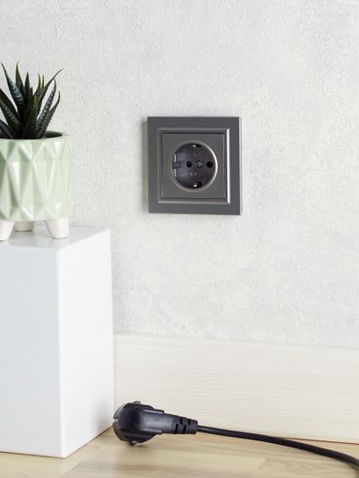 BRITE Розетка 1-местная с заземлением с защитными шторками 16А РС14-1-0-БрС сталь IEK