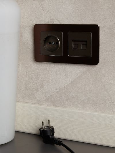 BRITE Розетка 1-местная без заземления без защитных шторок 10А РС10-1-0-БрТБ темная бронза IEK