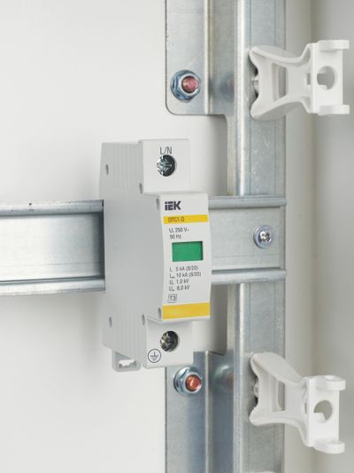 KARAT Ограничитель импульсного перенапряжения ОПС1-D 1P In=5кА Un=230В Im=10кА IEK