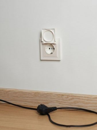 BRITE Розетка 1-местная с заземлением с защитными шторками и крышкой 16А IP44 РСбш10-3-44-БрЖ жемчуг IEK