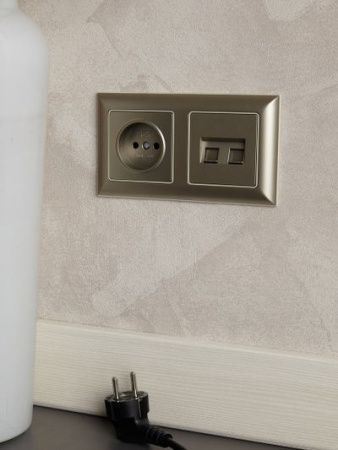 BRITE Розетка 1-местная без заземления без защитных шторок 10А РС10-1-0-БрШ шампань IEK