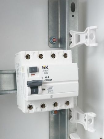 ARMAT Выключатель дифференциального тока R10N 4P 40А 100мА тип AC IEK