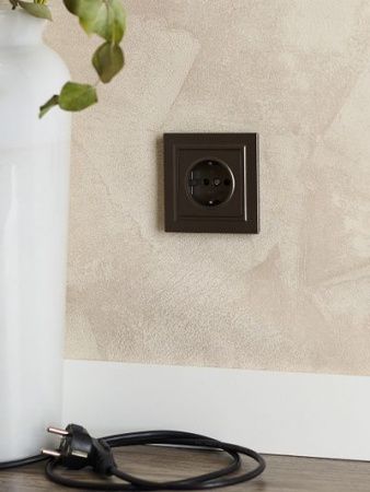 BRITE Розетка 1-местная с заземлением без защитных шторок 16А РС11-1-0-БрТБ темная бронза IEK