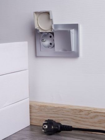 BRITE Розетка 2-местная с заземлением с защитными шторками и крышкой 16А в сборе IP44 РСбш12-3-44-БрА алюминий IEK