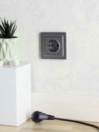 BRITE Розетка 1-местная с заземлением с защитными шторками 16А РС14-1-0-БрС сталь IEK