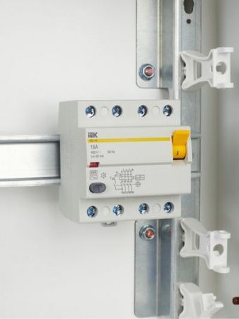 Выключатель дифференциальный (УЗО) ВД1-63 4Р 16А 30мА IEK