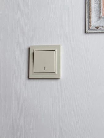 BRITE Выключатель 1-клавишный с индикацией 10А ВС10-1-1-БрКр бежевый IEK